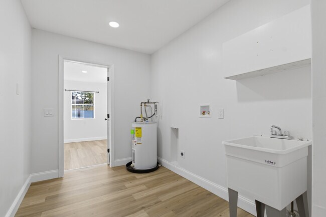 Building Photo - 4420 W Carmen St