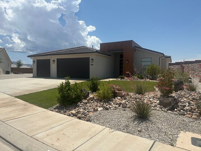 Building Photo - 4 bedroom / 2.5 bath / Community Pool and ...