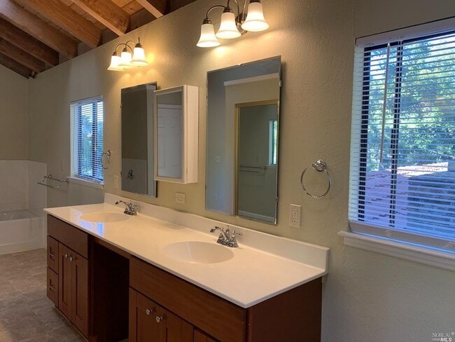 Building Photo - 848 Acalanes Rd