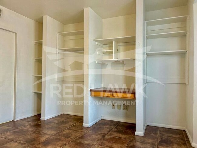 Building Photo - 820 W University Dr