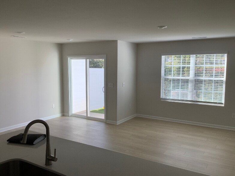 Building Photo - 136 Plumtree Ct