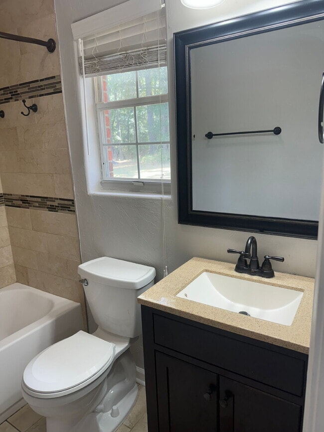 Building Photo - 3BR/2.5BA Off Lake Braford