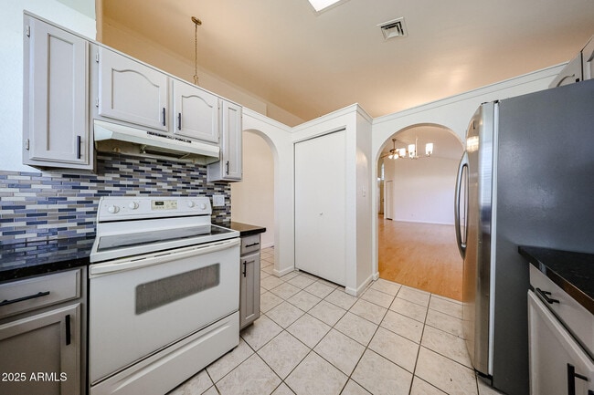 Building Photo - 214 S Rush Cir E