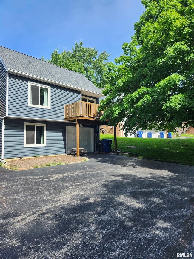 Building Photo - 3439 N Willow Ct