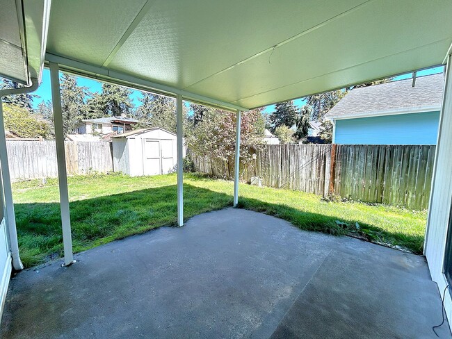 Building Photo - Lovely  3-bedroom home featuring sunroom a...