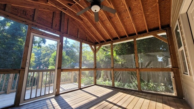 Building Photo - Bright and spacious 3BR/2ba in Lindley Park!