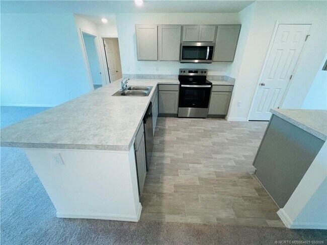 Building Photo - 934 SW McDevitt Ave