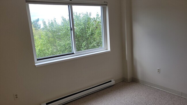 2nd Bedroom - 148 Breakwater Dr