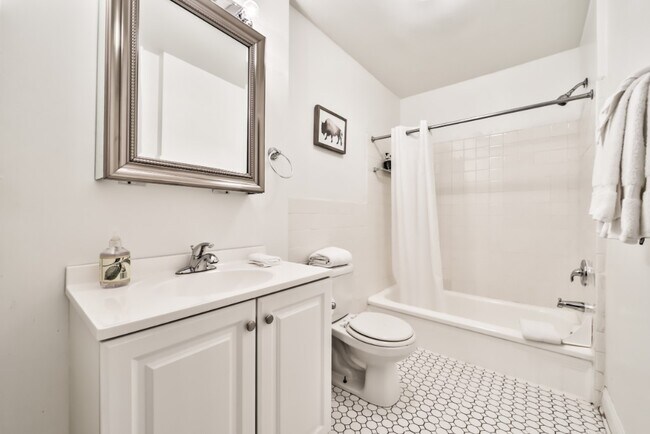 Building Photo - 1851 N Lincoln Ave