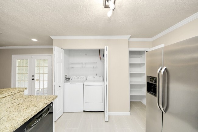 Building Photo - 2215 Gardenia Dr