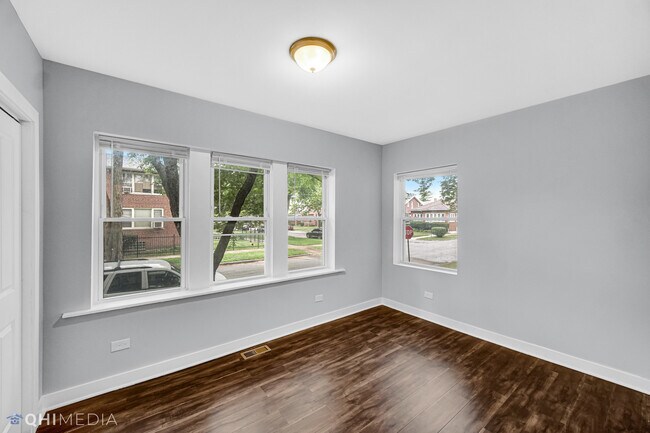 Building Photo - 350 E 74th St