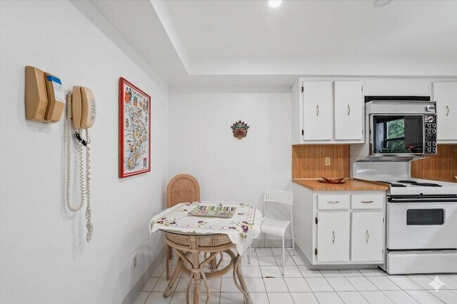 Building Photo - 16251 Golf Club Rd