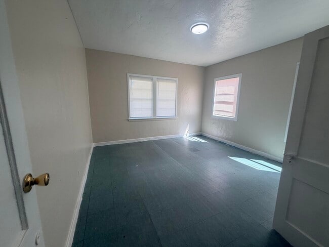 Building Photo - 504 El Prado