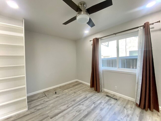 Building Photo - Elegant Fremont Weibel Home with Fruit-Fil...