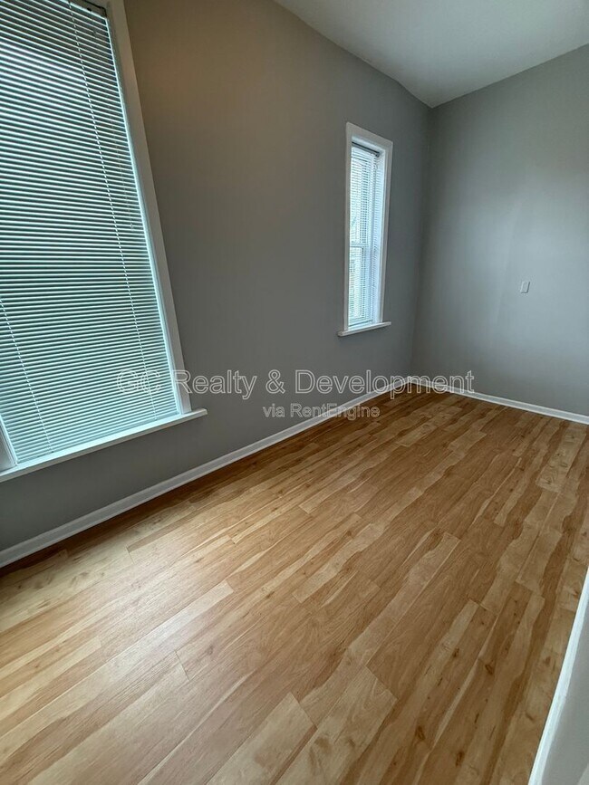 Building Photo - 3609 S Giles Ave