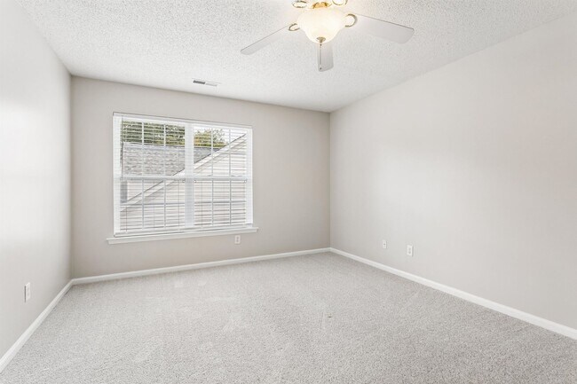 Building Photo - 3 BR 3 BA Townhouse