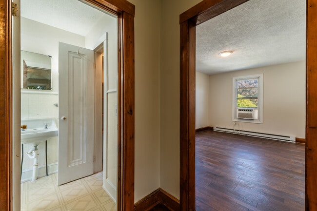 Building Photo - 610.5 Russell St