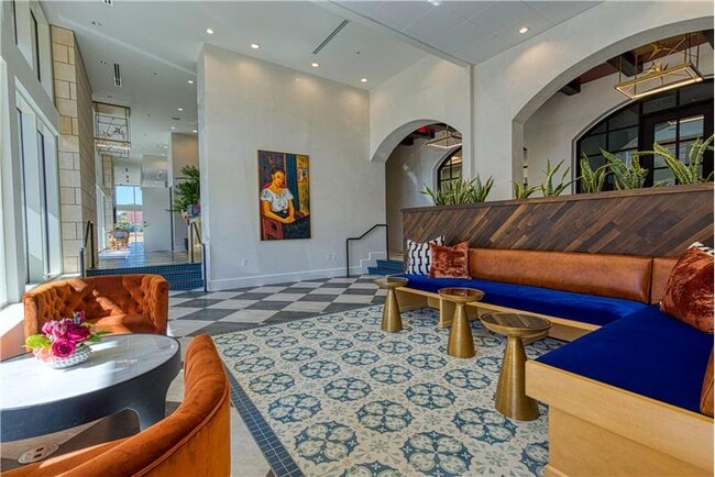 Building Photo - 702 E 11th St