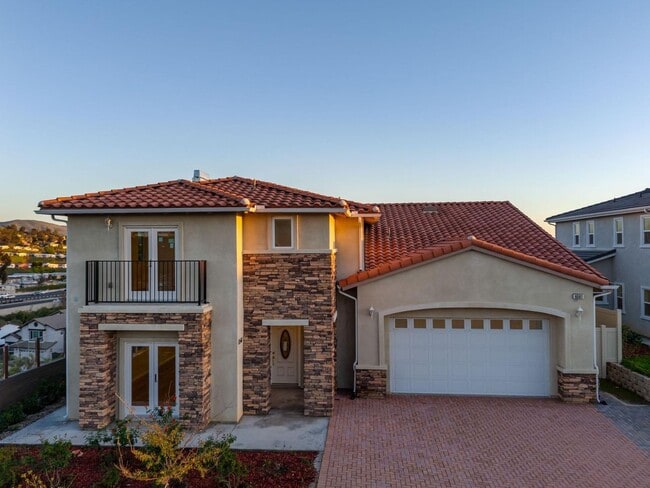 Building Photo - 5 Bedroom house with view