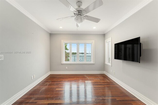 Building Photo - 11 E Rivo Alto Dr