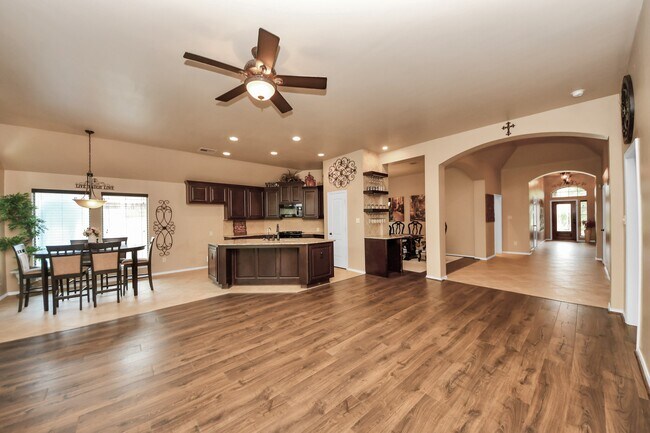 Building Photo - 4614 S Creekmont Dr
