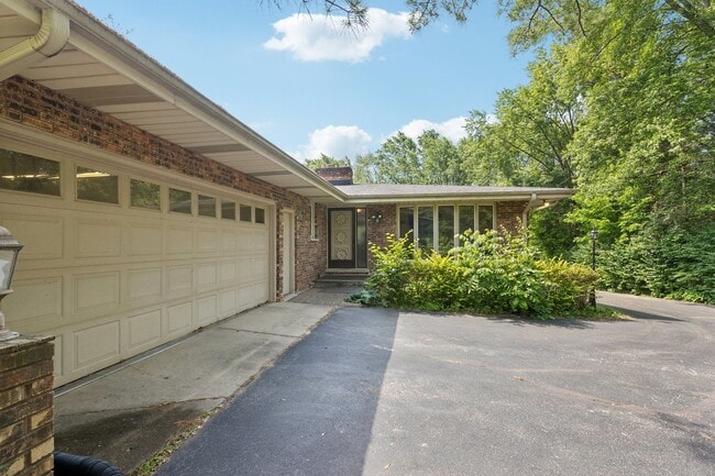Building Photo - 13115 Maple Rd