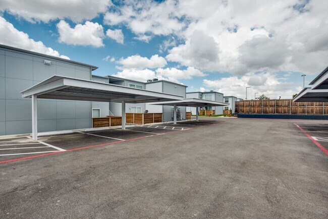 Building Photo - Look and Lease ?Come live with us at Trousdale in Apt 250! Luxury one-bedroom for $1299 (13 lease...