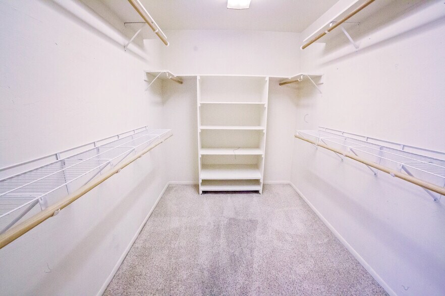 master walk in closet - 2562 N Fox Run Dr