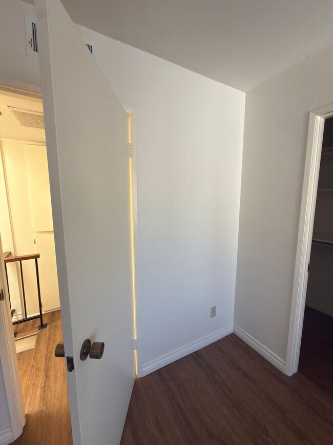 Building Photo - DESIRABLE TWO BEDROOM TWO BATH HOME IN STUDIO CITY
