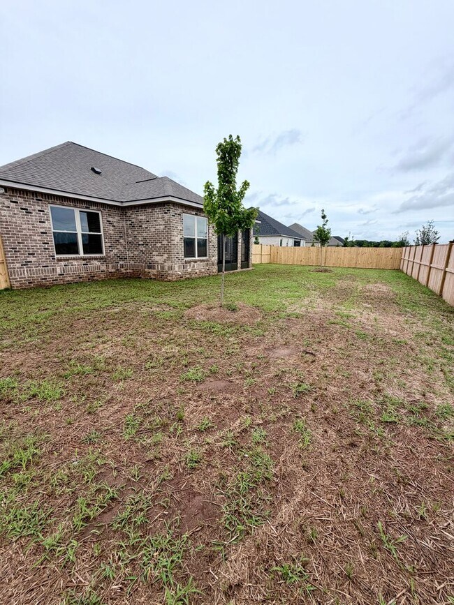 Building Photo - 204 Farmland Cir