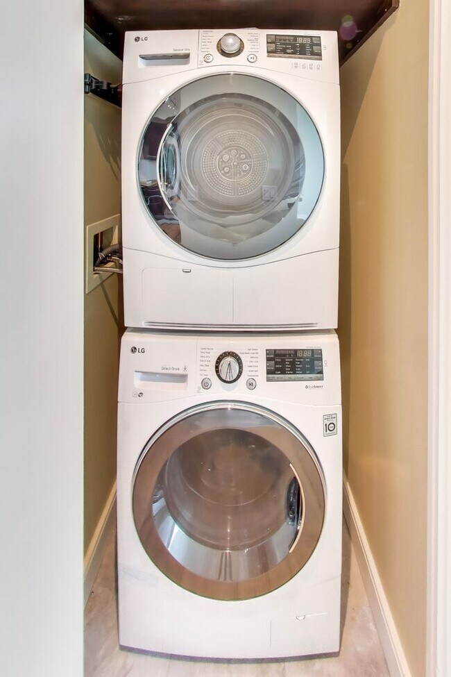 Building Photo - Luxury High-Rise Living | Stunning Bay Bridge Views from the 31st Floor