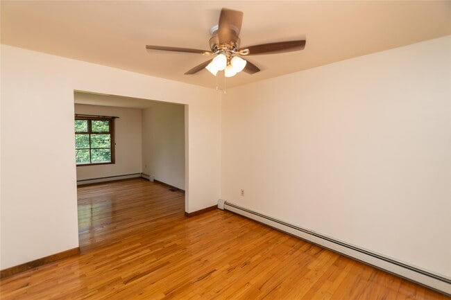 Building Photo - 5 Boxwood Close