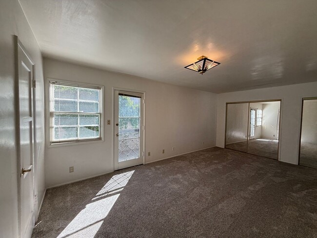 Building Photo - Centrally Located Single Story Ranch Style...