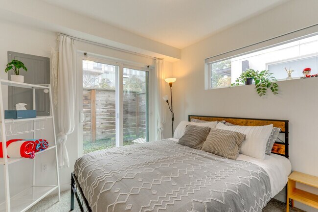 Building Photo - 128A W Florentia St