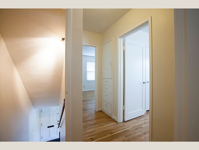 Building Photo - Retro Mid Century Townhome in Cedar Hills!