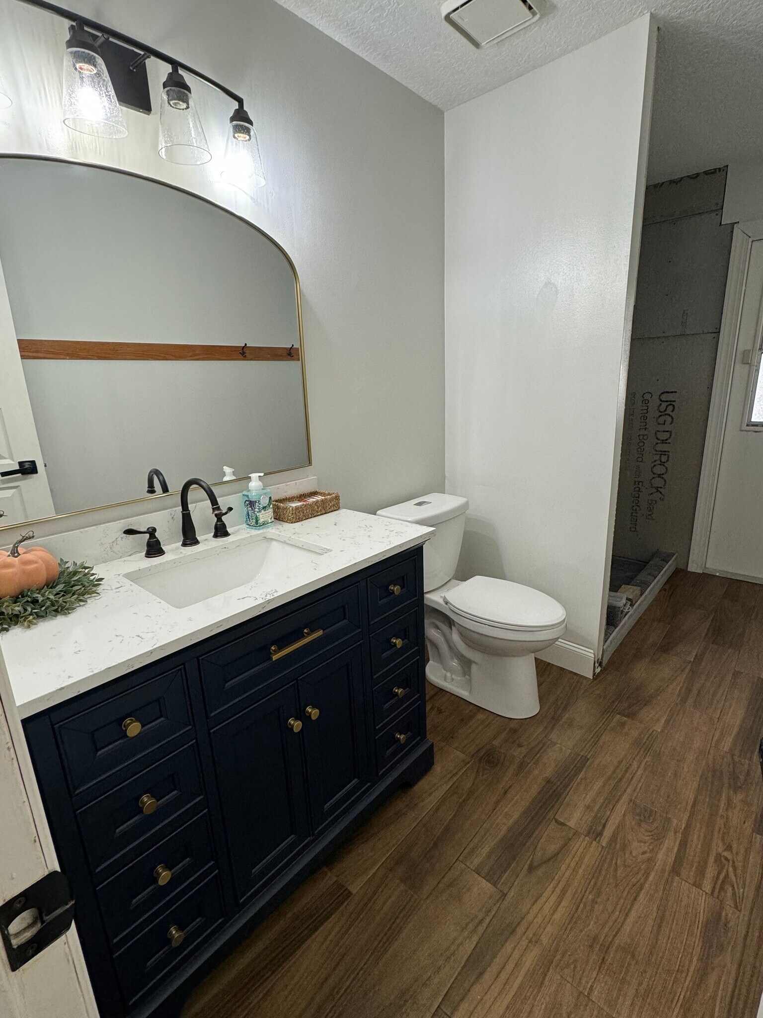 Guest bathroom - 519 Lake Charm Ct