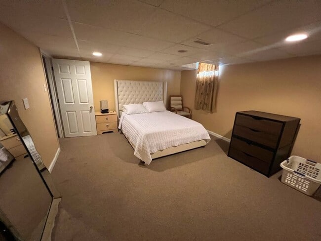 Building Photo - Large 1 bedroom basement apartment in beau...
