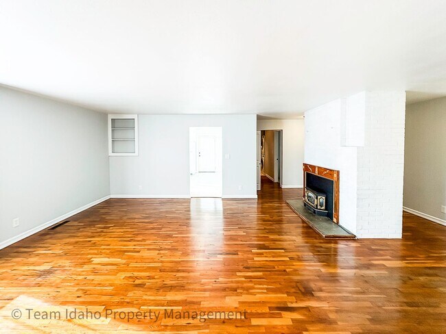 Building Photo - 1123 E 6th St