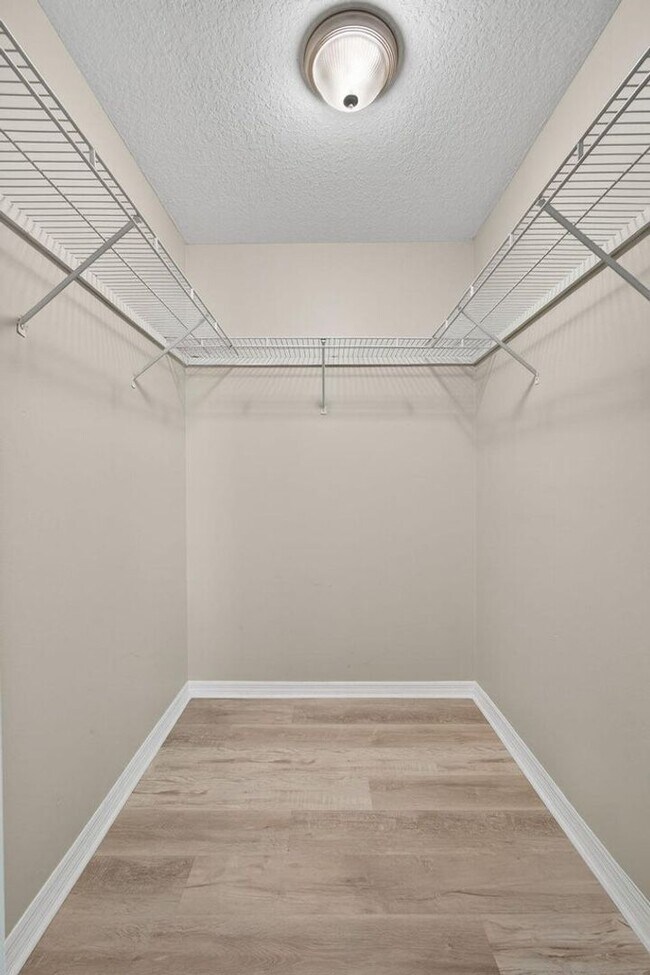 Building Photo - 16971 Mayfair Dr E