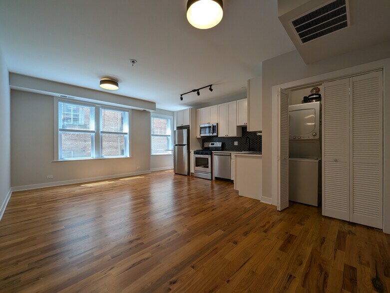 Building Photo - 648 W Wrightwood Ave