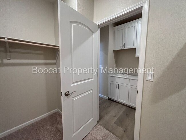 Building Photo - 852 Furlong Dr