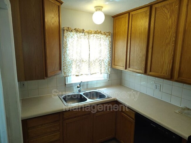 Building Photo - 2121 Park Pl