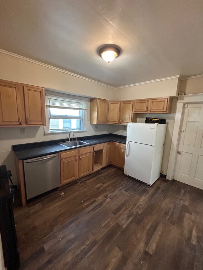 Building Photo - 63 Montrose Ave