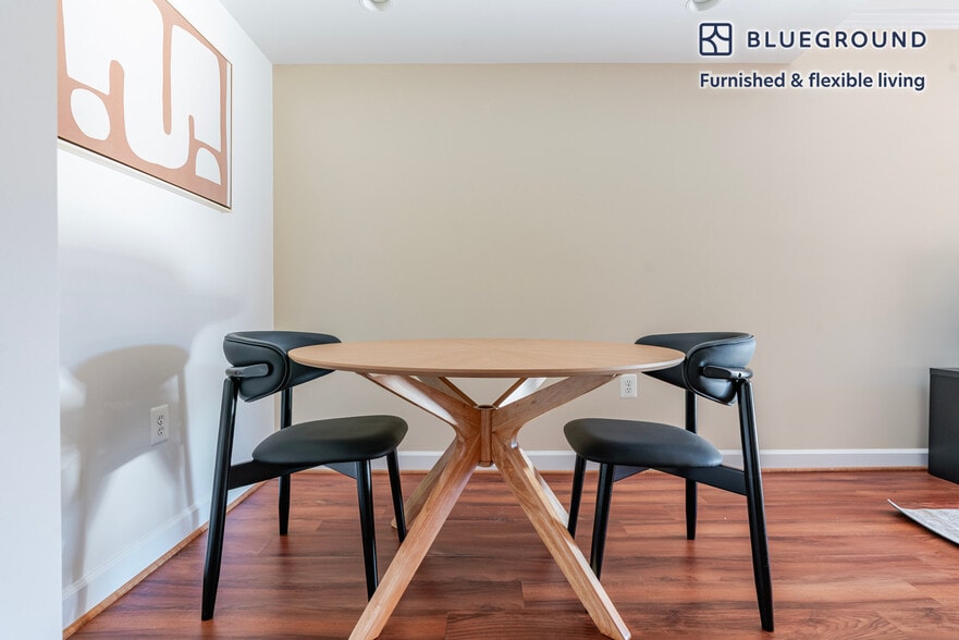 Building Photo - 3900 Fairfax Dr