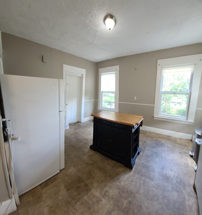 Building Photo - 985 Whalley Ave