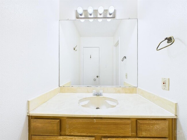 Building Photo - 8502 Lyndon Ln