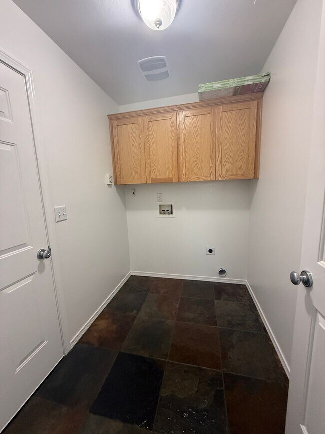 Building Photo - 3 bed, 2 bath- Kennewick Location!