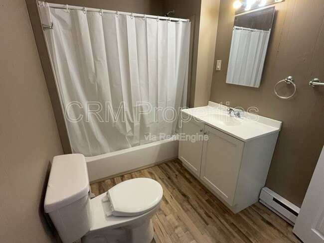 Building Photo - 823 N Western Ave