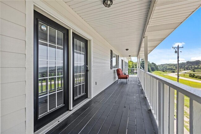 Building Photo - 10940 Devils Den Rd