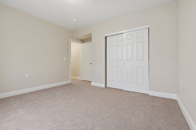 Building Photo - Gorgeous Ranch with 4 BR/3 1/2 Baths in Li...